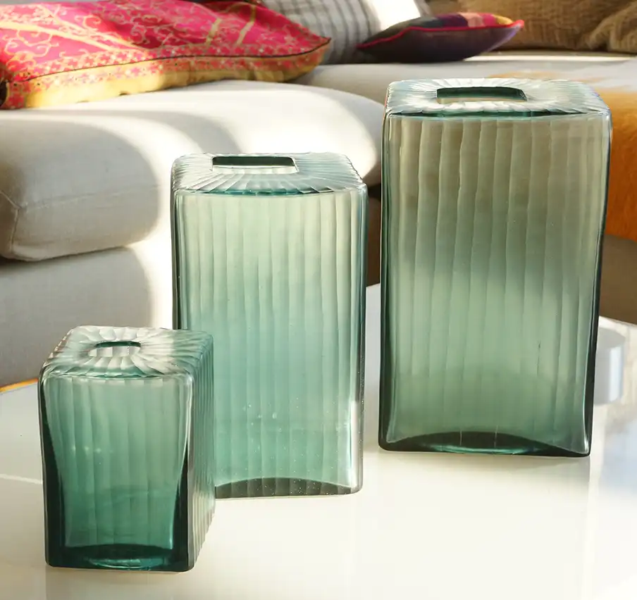 trois vases de différentes tailles en verre