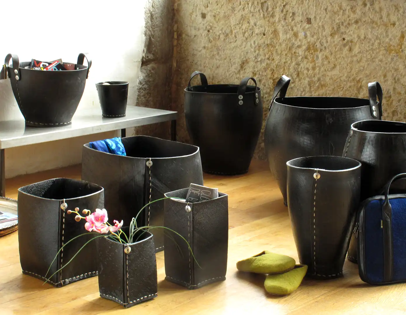 Ensemble d'objets en pneu de la marque Karawan