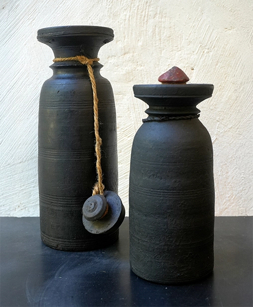 Deux pots en bois venant de l'Himalaya