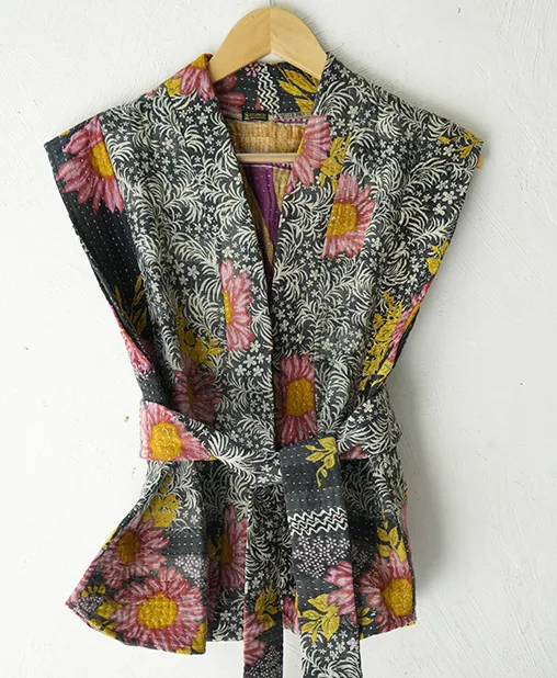 Gilet de la marque Karawan sur un cintre en bois