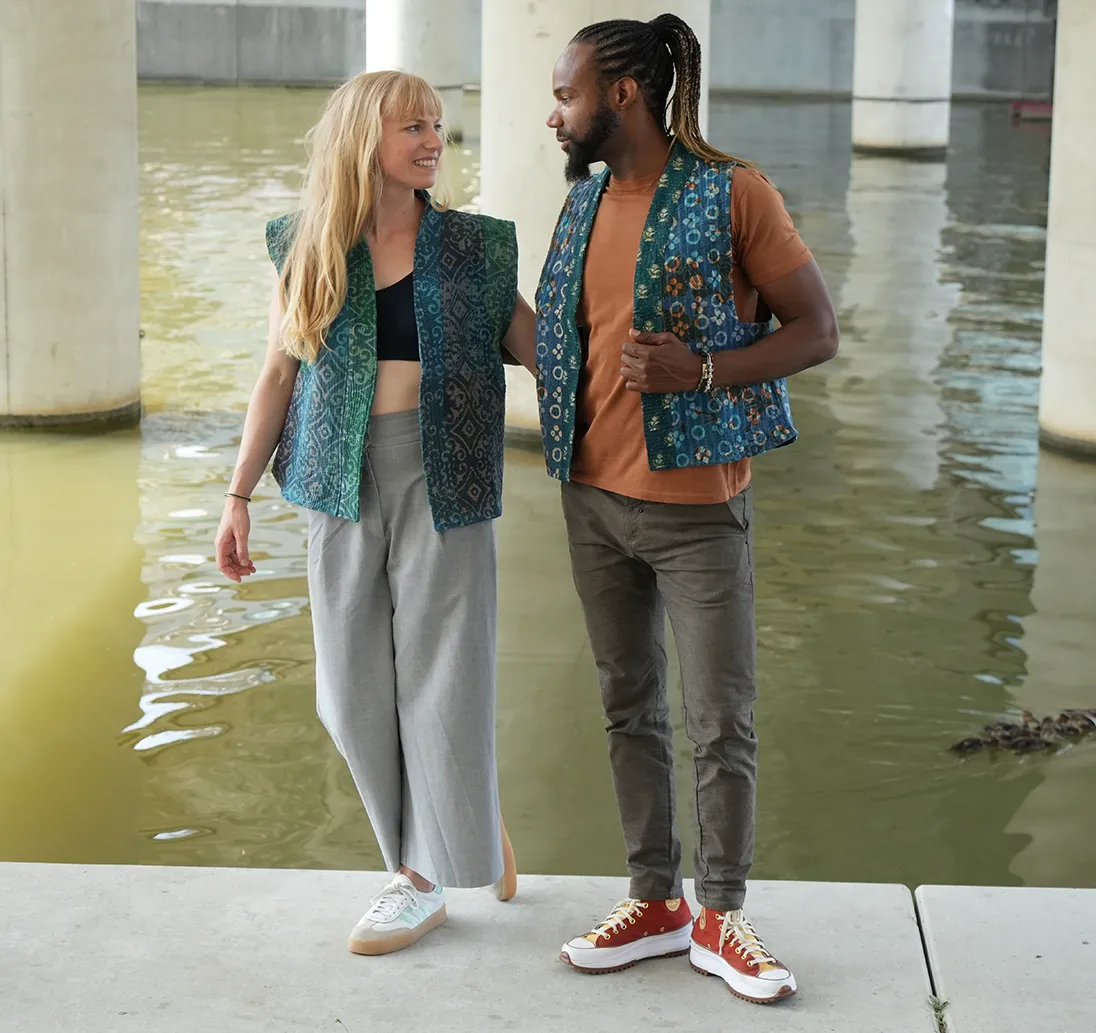 Couple près d'un cours d'eau, portant gilet et boléro de la marque Karawan