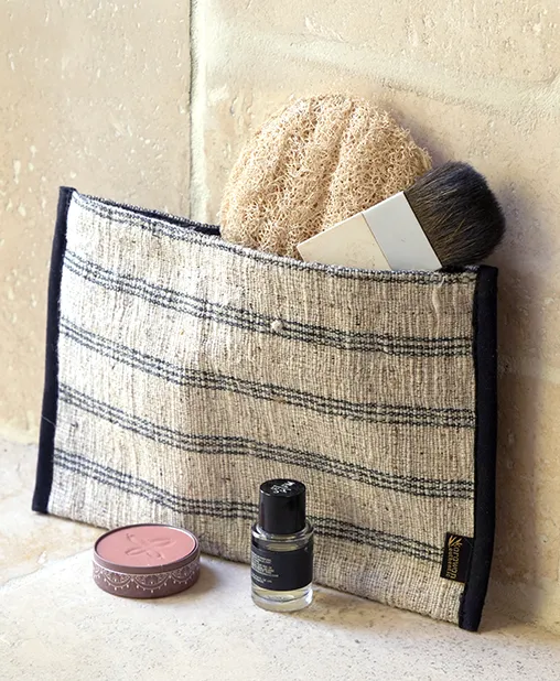 Trousse de toilette en ortie accompagné d'un set de maquillage et d'un parfum