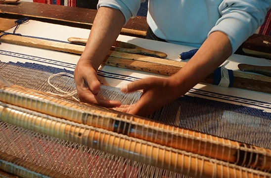 Creation artisanale de tissus sur une machine de metier à tisser