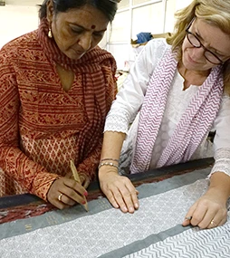 Deux femmes unies autour d’un savoir-faire textile unique, symbole d’une mode responsable inspirée par l’artisanat.